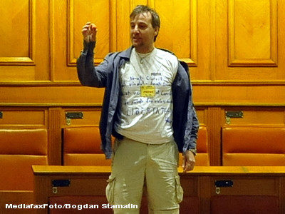 Angajatul TVR Adrian Sobaru anunta ca a intrat in greva foamei si protesteaza in fata televiziunii