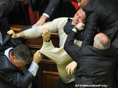 Incidentul din Parlamentul roman, mai socant ca in alte tari? Vezi exemple