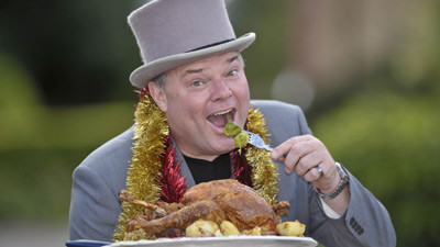 Nebunie curata! Un britanic se insoara cu bradul de Craciun!