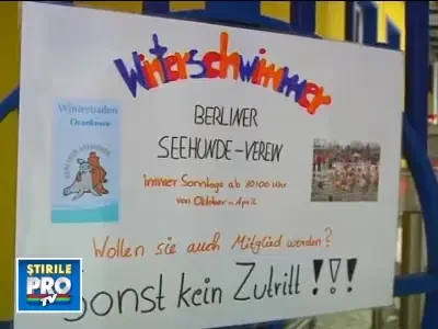 30 de berlinezi au onorat ziua de Craciun... cu o baie la copca