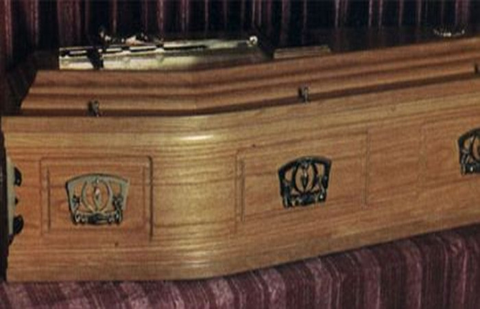 Barbatul omorat de propriul sicriu sau tanarul ucis de un sarut. Cele mai ciudate povesti din presa britanica