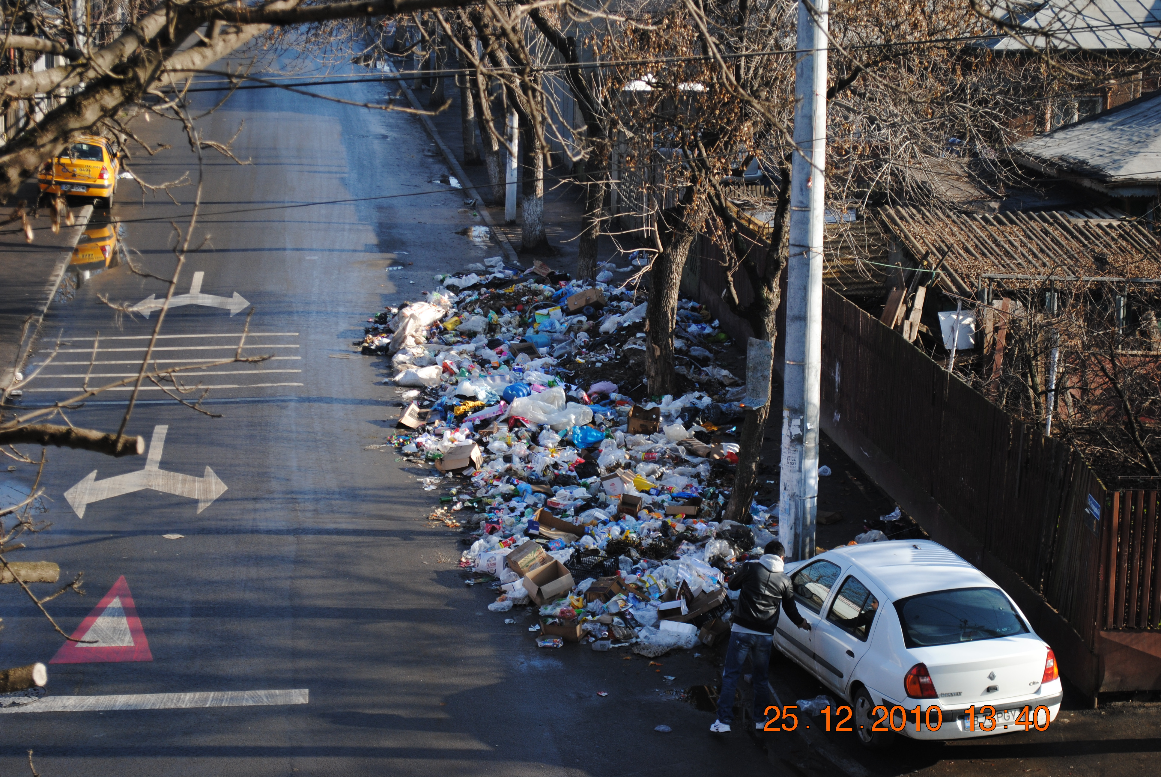 "Cadou" pentru locuitorii sectorului 5: maldare de gunoaie la tot pasul