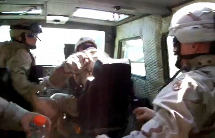 Stiai poanta cu grenada? Un militar isi baga in sperieti colegii! Video