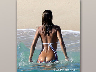 Iubita lui George Clooney ne arata posteriorul. A ramas fara slip, la plaja