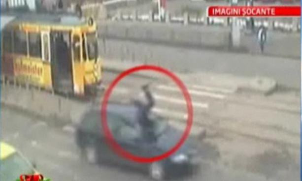 Imagini socante! Izbit in plin de o masina dupa ce a traversat pe rosu