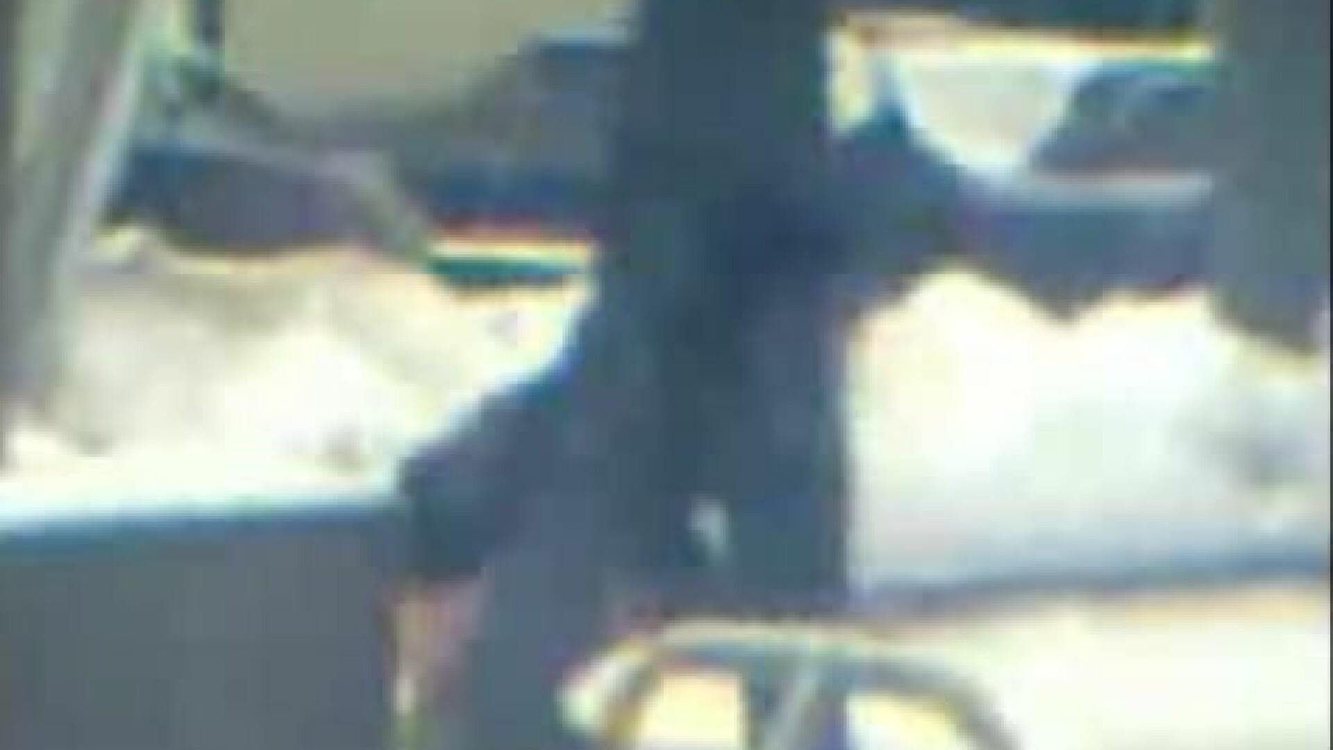 Vezi ce i se poate intampla unei femei surprinsa cu dresurile in vine.VIDEO