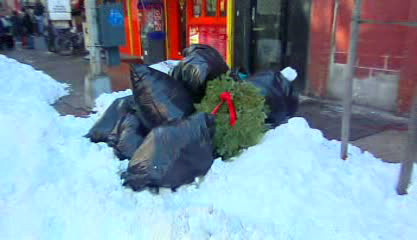 Au scapat de zapada, a ramas gunoiul! New York-ul sufocat de sacii menajeri