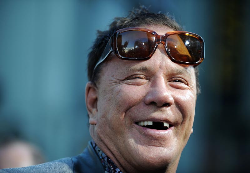 Mickey Rourke face orice de dragul actoriei! Isi scoate chiar si doi dinti