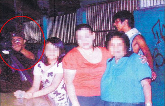 CAZ ULUITOR - si-a fotografiat asasinul in ultima poza pe care a facut-o!