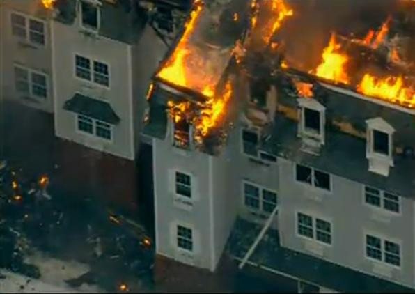 Incendiu urias langa New York. Un complex rezidential a ars