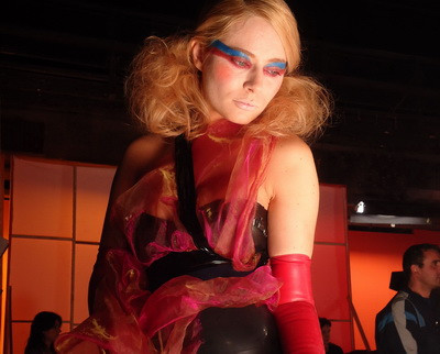 Laura Cosoi, in videoclipul "Sunday" al trupei britanice Hurts