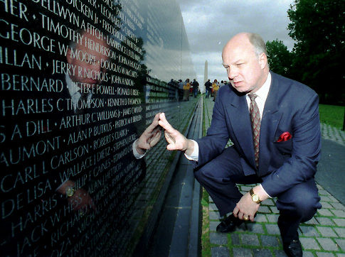 Caz socant! Cadavrul unui demnitar de la Casa Alba,gasit la groapa de gunoi