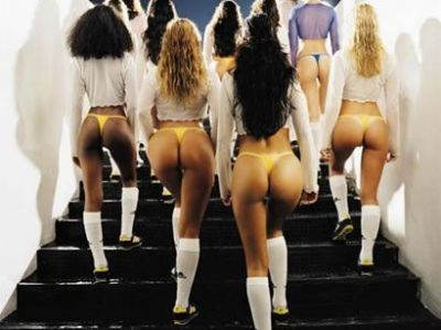 Cele mai haioase intrebari puse de femei in timp ce se uita la fotbal