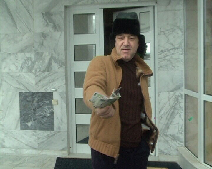 Becali arunca cu bani de Julamila. Imagini inedite!