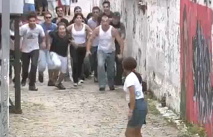 VIOL, CRIMA, TALHARIE? Ar putea fi orice, cand 20 de oameni vin spre tine!