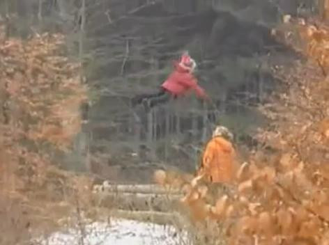 Trucaj sau fapt supranatural? O fetita leviteaza intr-o padure din Rusia