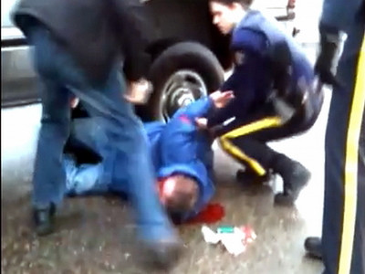 Un politist umple de sange un suspect, desi n-a opus rezistenta! Video