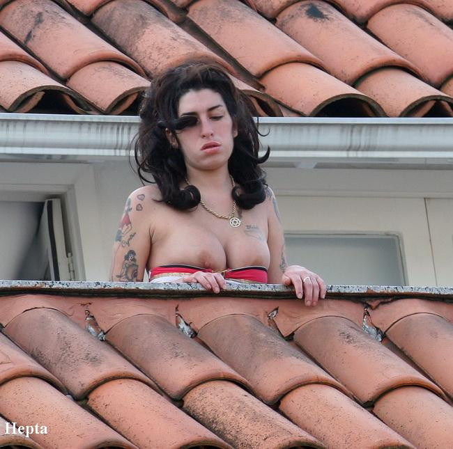 Sub orice critica: Amy Winehouse, cu privirea tulbure si cu sanii pe afara
