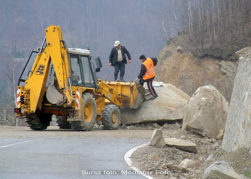 Atentie, cad stanci! Circulatia pe DN 10 Buzau-Brasov, blocata