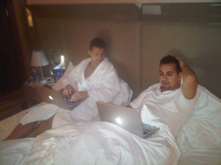 Sotul Andreei Banica, in pat cu Adi de la Akcent! Relaxare in Austria