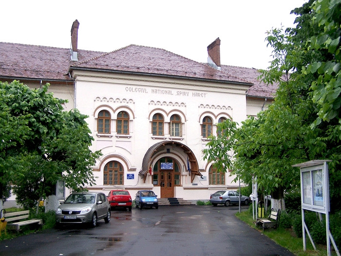 Au stat o noapte in strada ca sa isi inscrie copiii la o scoala buna