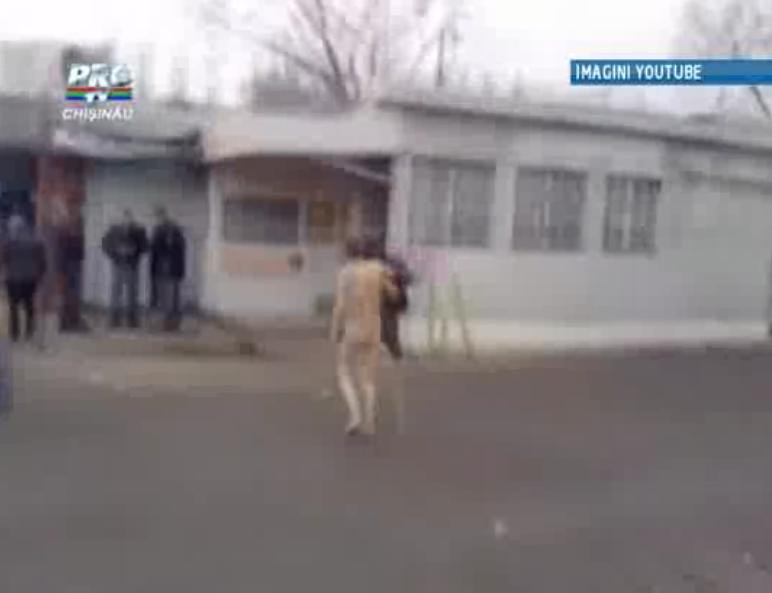 A plecat sa faca piata in costumul lui Adam! VIDEO