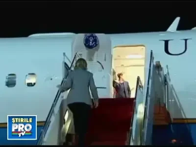 Pravale-baba! Hillary Clinton a cazut pe scarile avionului