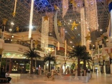 Romanii au inceput la Milano vanatoarea de haine de lux