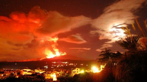 In Sicilia, Etna pregateste un nou spectacol pirotehnic. Arunca lava pana la 500 de m inalime. VIDEO