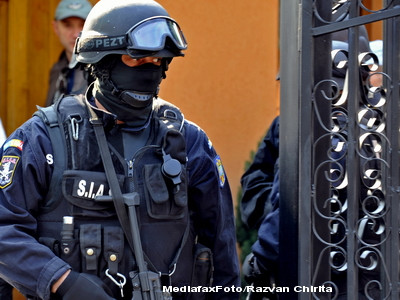 Un luptator de la trupele speciale a ajuns la spital, dupa o actiune in forta. Barbatul a incercat sa sparga o usa cu umarul