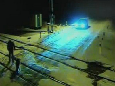 Fara suflet! Isi omoara cainele in cel mai diabolic mod cu putinta! Video