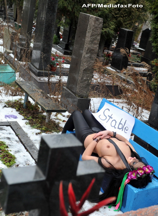 Rapite, batute si abandonate dezbracate in padure. Trei membre ale FEMEN acuza KGB-ul din Belarus