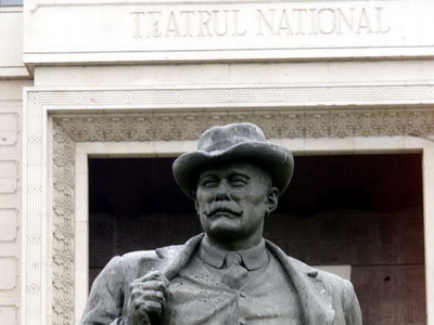 Ca pe vremuri! Cozi de sute de oameni pentru bilete la teatru