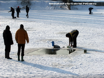 Fie pericolul cat de aproape, pescarii nu renunta la visul de a prinde pestele cel mare la copca