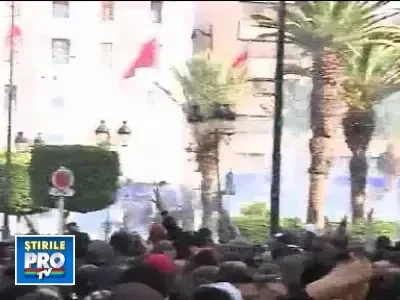 Haos in Tunisia! Impuscaturi si magazine jefuite. Revolutia in IMAGINI