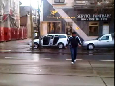 Fragmente din Bucuresti. Cu maneaua data tare la Servicii Funerare! VIDEO