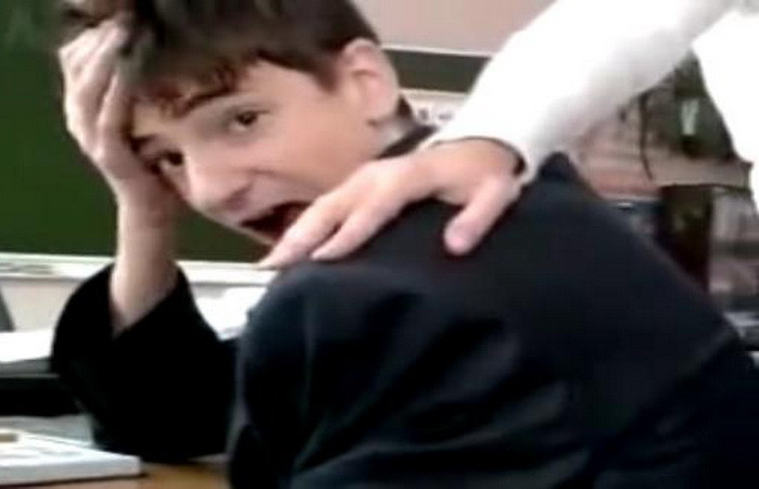 O profesoara rusoaica blonda isi... maseaza elevii in timpul orelor! VIDEO