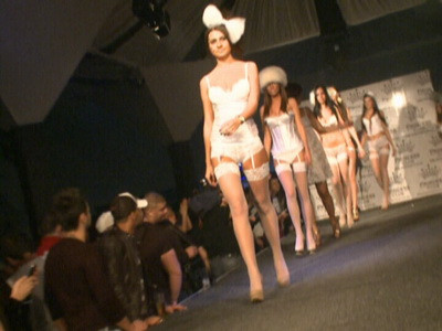 Ce trebuie sa poarte o Craiasa a Zapezii? Lenjerie alba! VIDEO