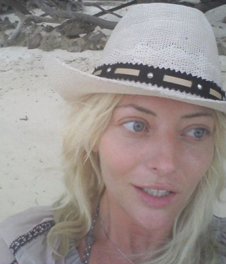 Delia si-a lasat faţa machiata acasa. E in vacanta in Thailanda