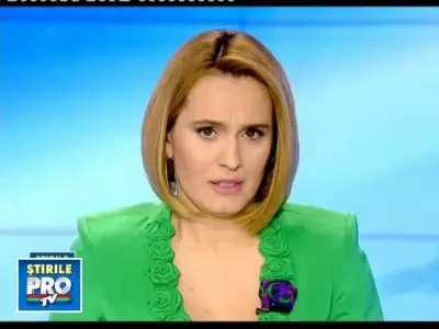 O masina de lux, distrusa de o bucata de tencuiala in centru Timisoarei