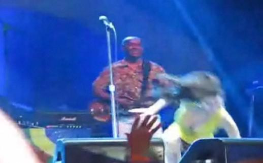 Amy Winehouse s-a facut din nou de ras: a cazut in timpul unui show. Video