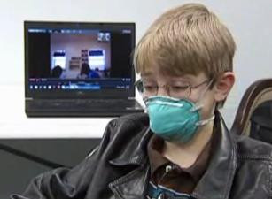 Imobilizat in casa, un copil poate merge la scoala datorita unui robotel