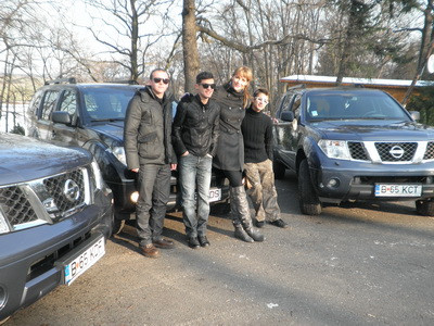 Baietii de la Mandinga o invata pe Roxana Ciuhulescu sa cante la trompeta