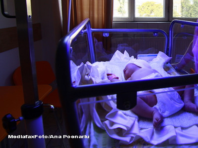 A cocosat-o pe mamica. La Galati s-a nascut un bebelus de aproape 6 kg