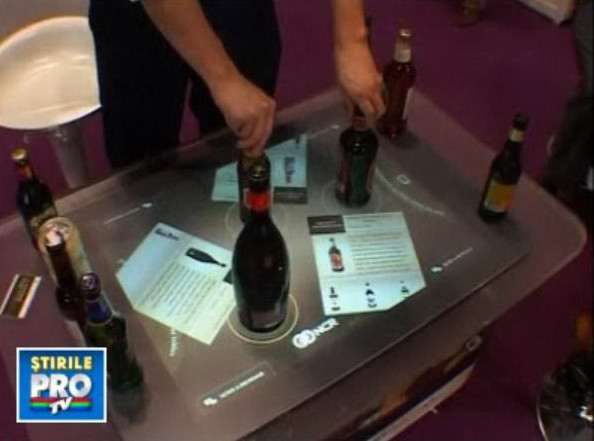 Masa tableta. Misti un deget si comanda soseste de la bar. Video