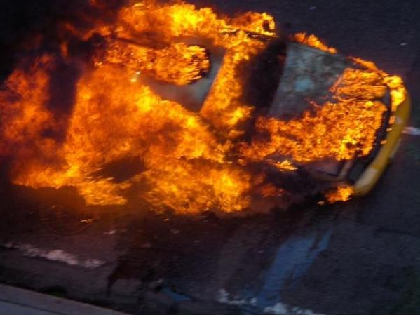 Imagini socante in centrul Zalaului. Un taximetru a luat foc in mers