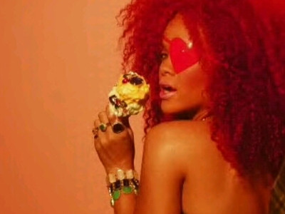 Rihanna arata delicios in prima imagine pentru videoclipul piesei 'S&M'!