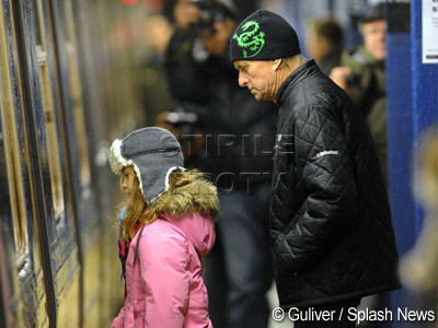 Fara fite de Hollywood.Michael Douglas a schimbat limuzina cu metroul.Foto