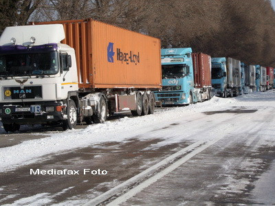 Peste 50 de TIR-uri sunt oprite in Petea, la granita cu Ungaria