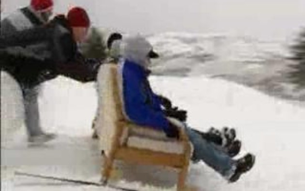 Partieeee! Canapeaua pe post de sanie, cea mai tare senzatie de sezon